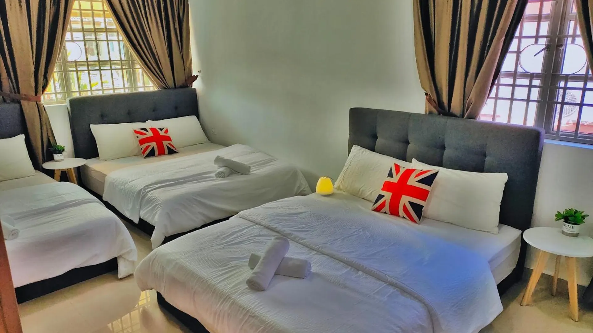 Semi-Detached, Up To 24 Pax, 3200Sqft, 4 Bedrooms, 3 Bathrooms, 4 Car Parks By Star Home Gelugor Semesterbostad