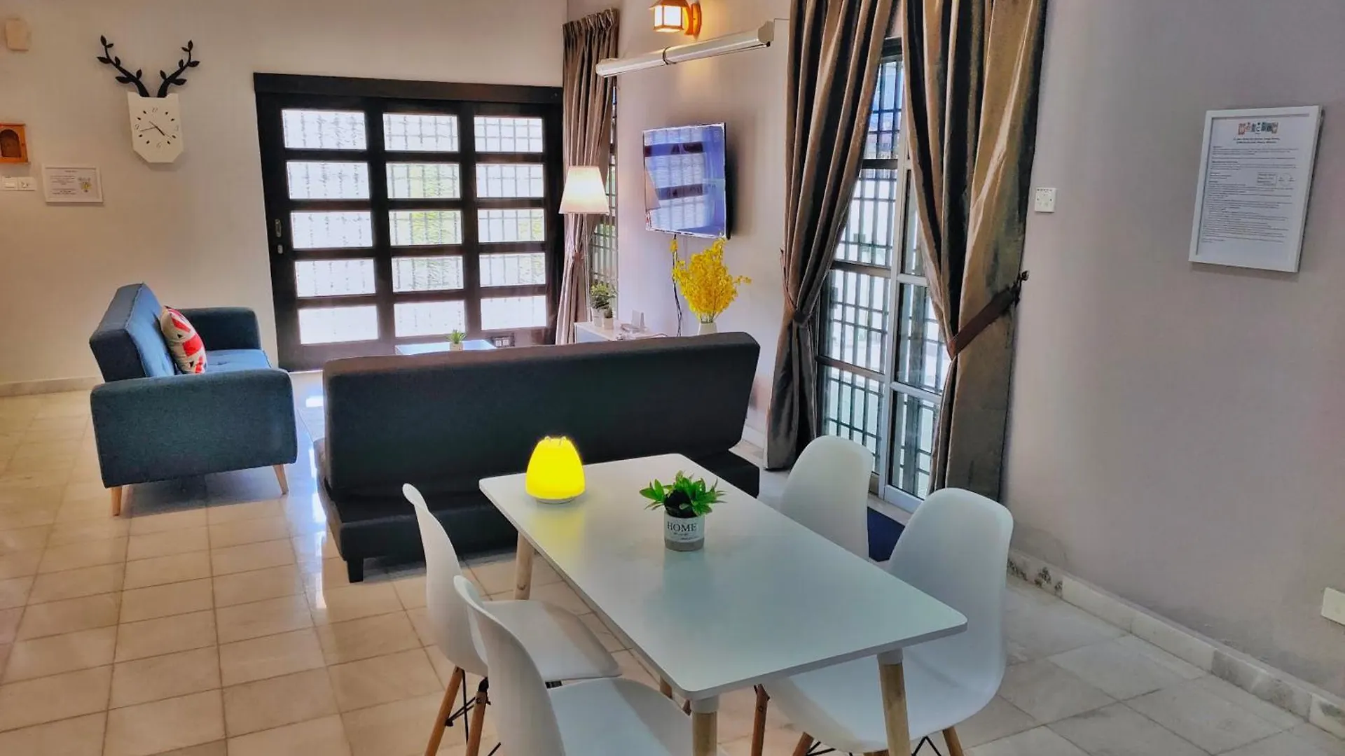 Semi-Detached, Up To 24 Pax, 3200Sqft, 4 Bedrooms, 3 Bathrooms, 4 Car Parks By Star Home Gelugor Semesterbostad