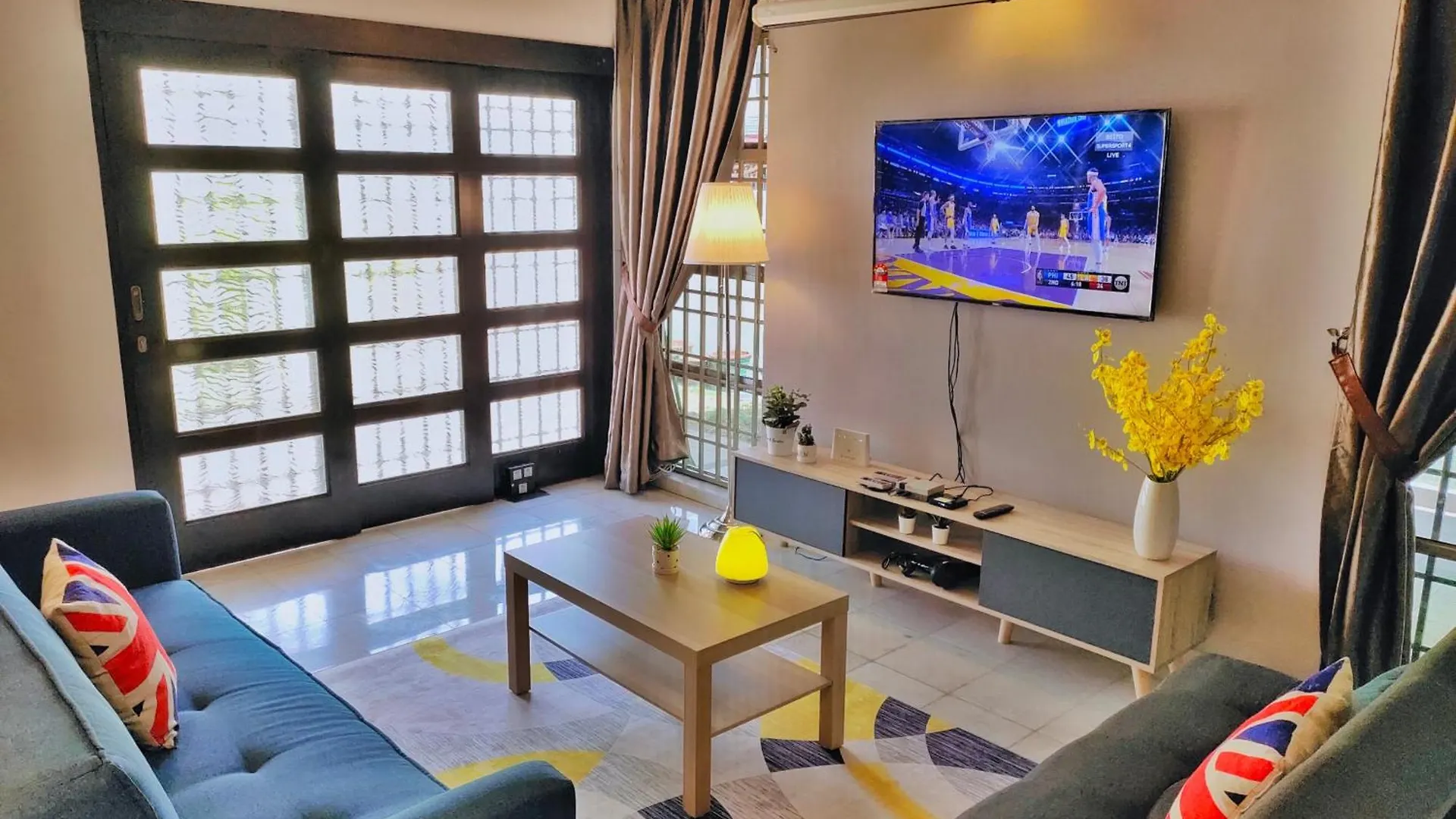 Semi-Detached, Up To 24 Pax, 3200Sqft, 4 Bedrooms, 3 Bathrooms, 4 Car Parks By Star Home Gelugor