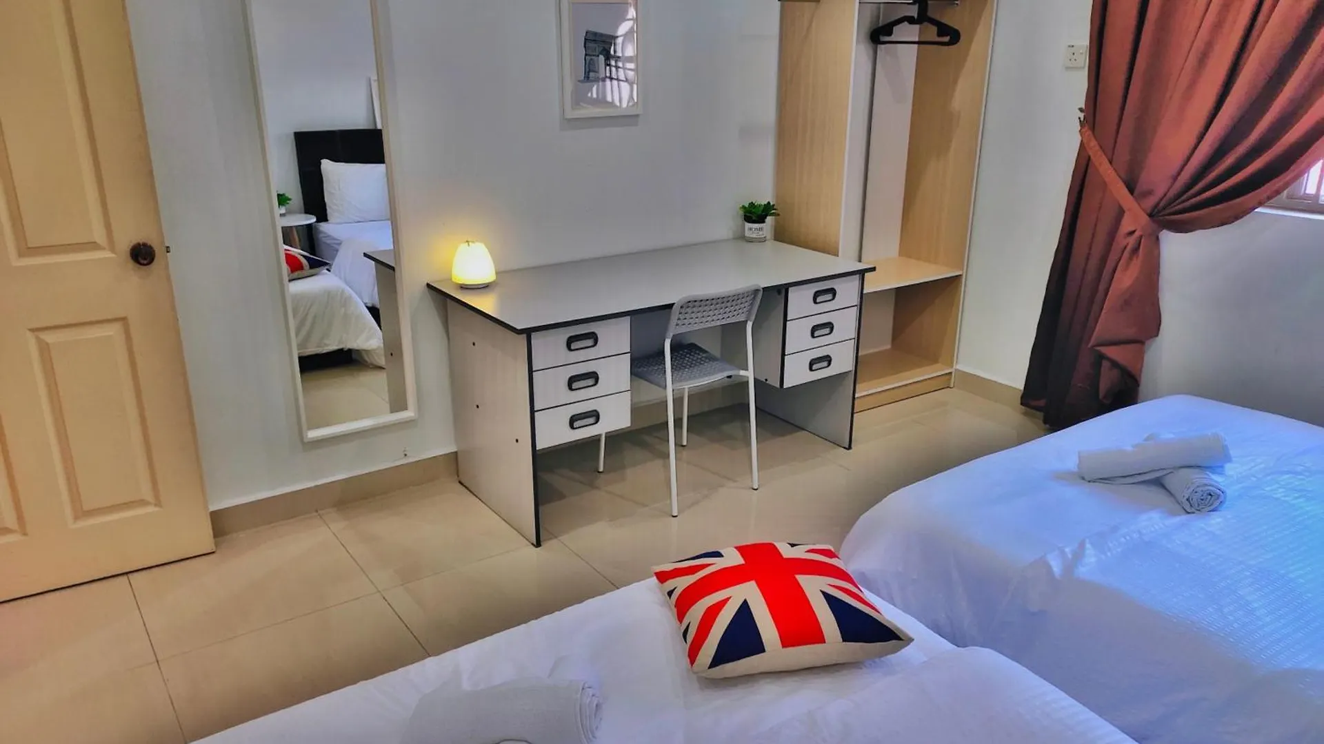 Semi-Detached, Up To 24 Pax, 3200Sqft, 4 Bedrooms, 3 Bathrooms, 4 Car Parks By Star Home Gelugor 0*,