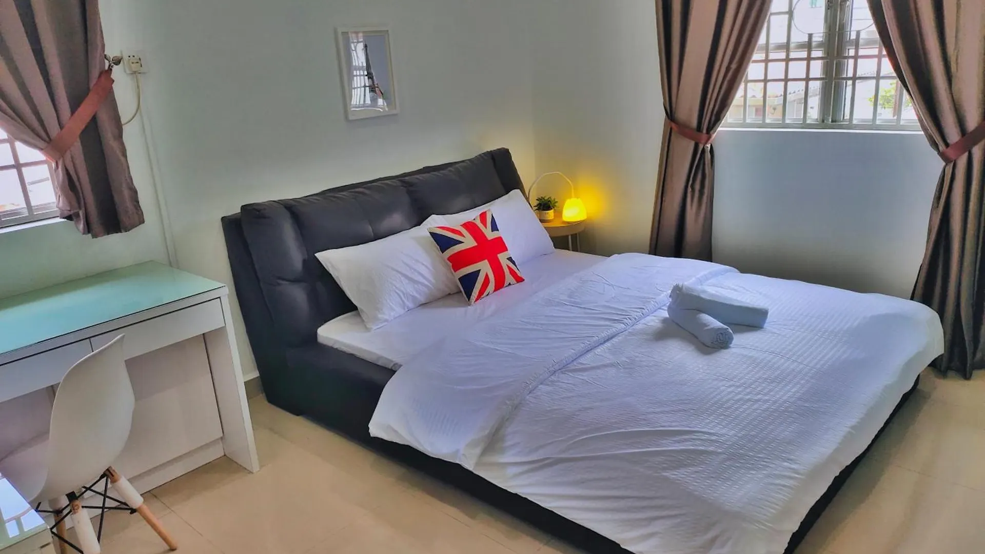 Semi-Detached, Up To 24 Pax, 3200Sqft, 4 Bedrooms, 3 Bathrooms, 4 Car Parks By Star Home Gelugor Semesterbostad