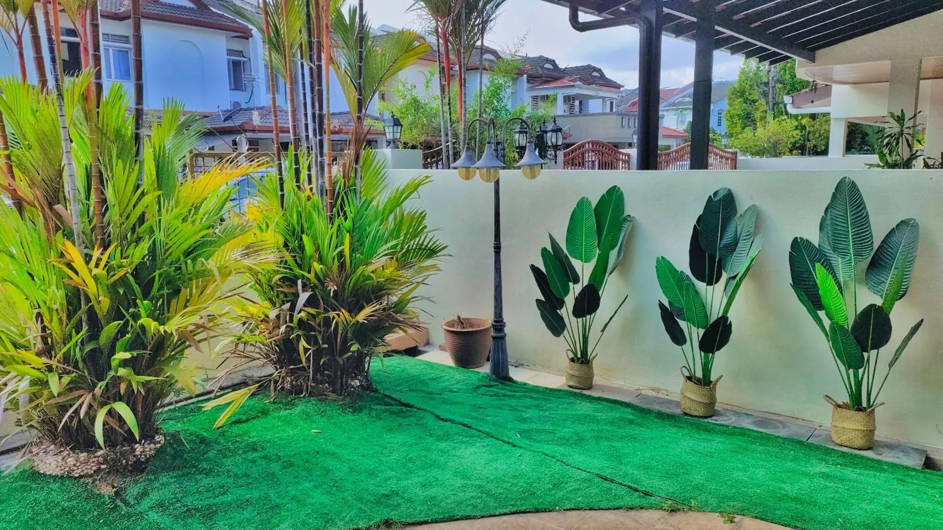 Semi-Detached, Up To 24 Pax, 3200Sqft, 4 Bedrooms, 3 Bathrooms, 4 Car Parks By Star Home Gelugor
